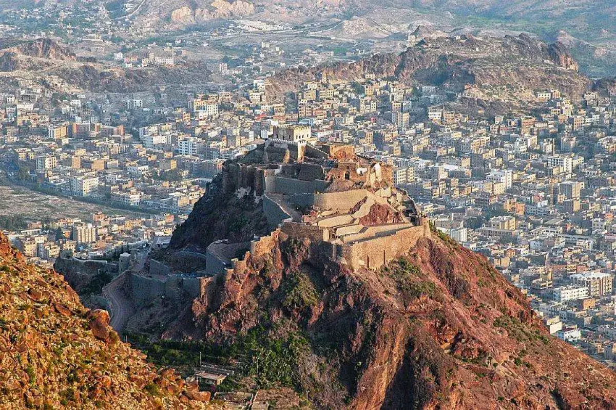 مليشيا الحوثي تستهدف مدينة تعز بثلاثة صواريخ باليس...