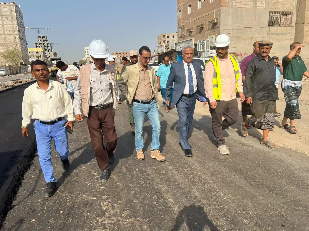 رئيس صندوق صيانة الطرق يتفقد أعمال إسفلت طريق التق...