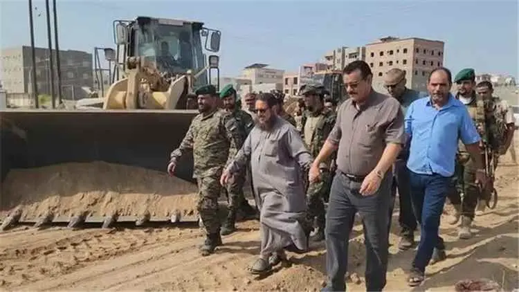 مدير عام البريقة يدشن أعمال شق وفتح شارع التسعين