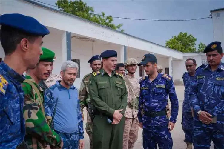 مدير أمن أبين يتفقد عدداً من المرافق الأمنية والحي...