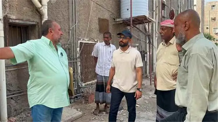 عدن .. بن جرادي وحداد يطلعان على معالجة طفح مياه ا...
