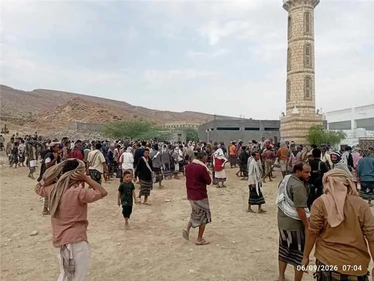 تشييع جثمان الشاب علي مهدي لاذن الكازمي في مسقط راسه بمديرية المحفد بأبين