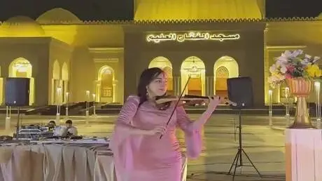 مجسم مصحف وعازفة كمان ورقص.. حفل عقد قران يهز منصا...