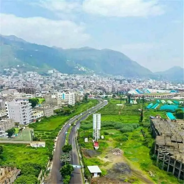 دمار واسع في إب.. صاروخ باليستي حوثي يسقط على مناز...