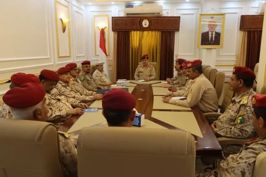 عاجل: وزير الدفاع يوجه برفع الجاهزية القتالية في مختلف الجبهات لمواجهة التصعيد الحوثي ويعقد لقاء مع كبار قادة الجيش
