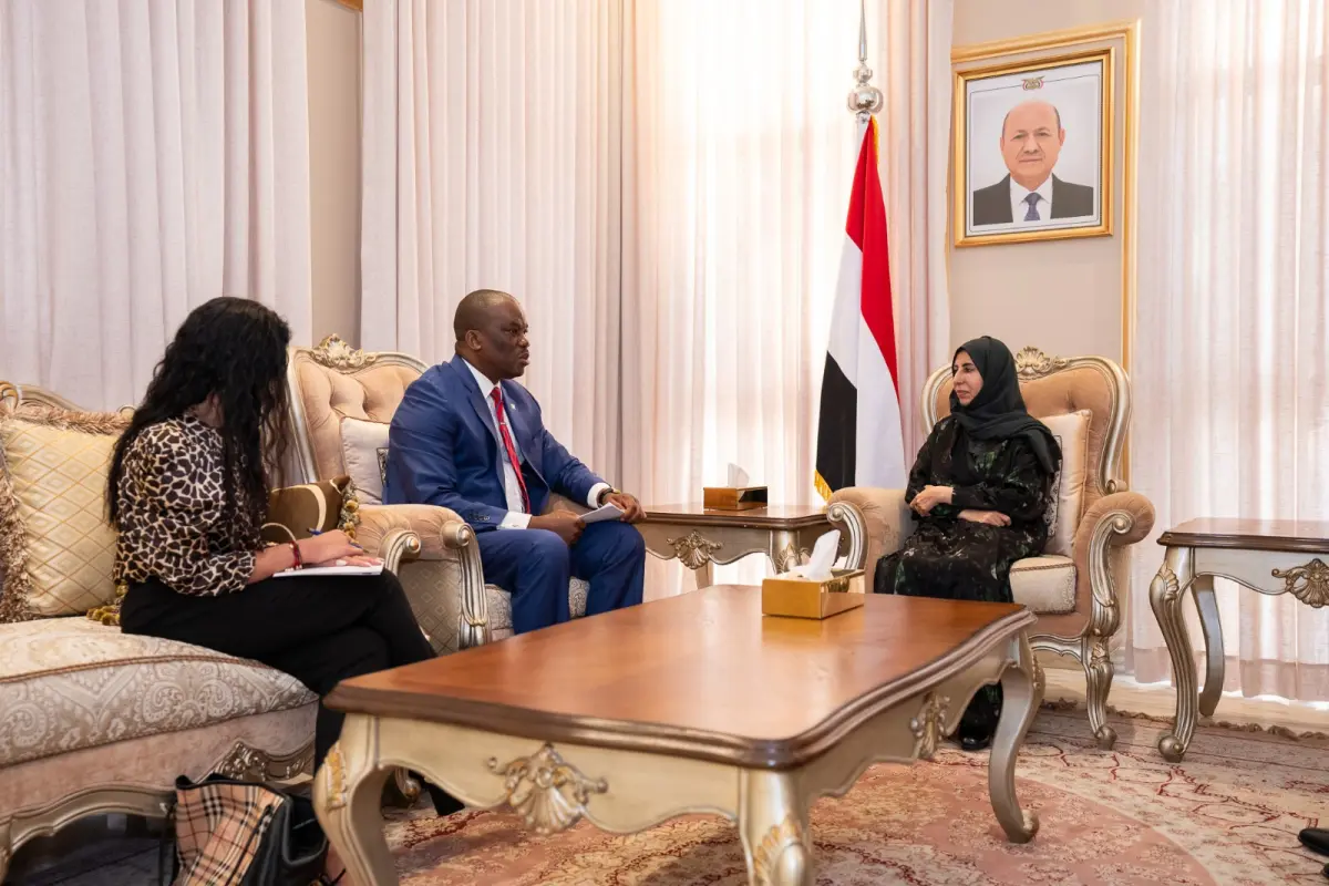 وزيرة الخارجية تبحث مع سفير جنوب أفريقيا تعزيز الع...