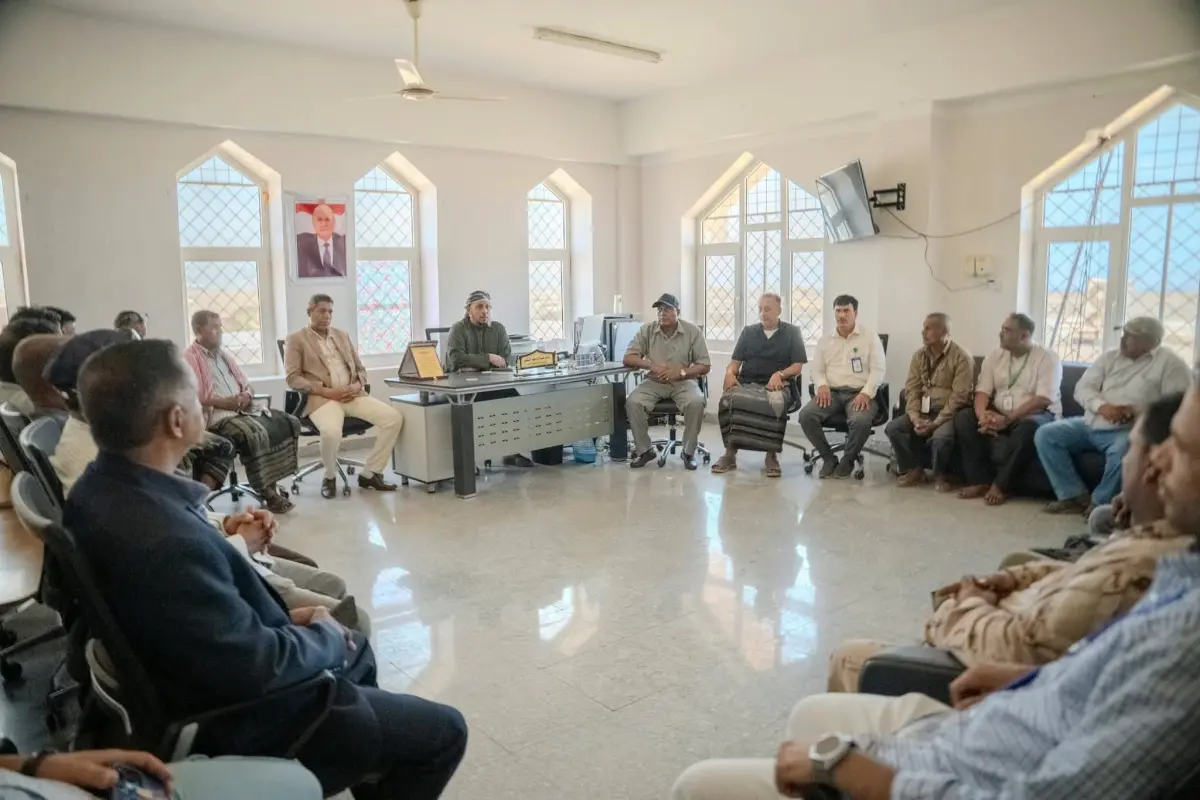 المحافظ الثقلي يتفقد استعدادات مطار سقطرى الدولي ل...