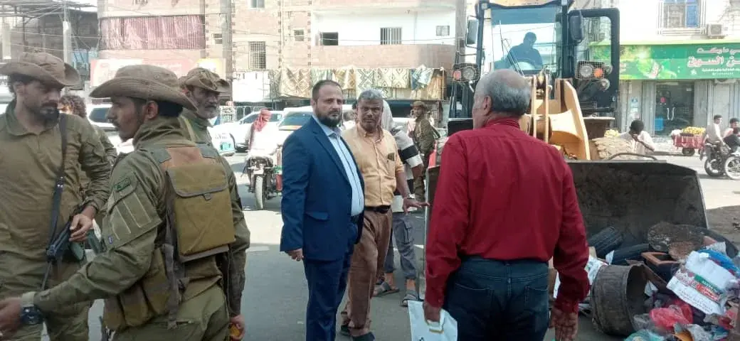 اليزيدي يشرف ميدانيا على حملة واسعة لإزالة العوائق...
