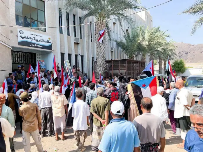 انتقالي عدن يدين الاعتداء على الصحفي البكري ويطالب...