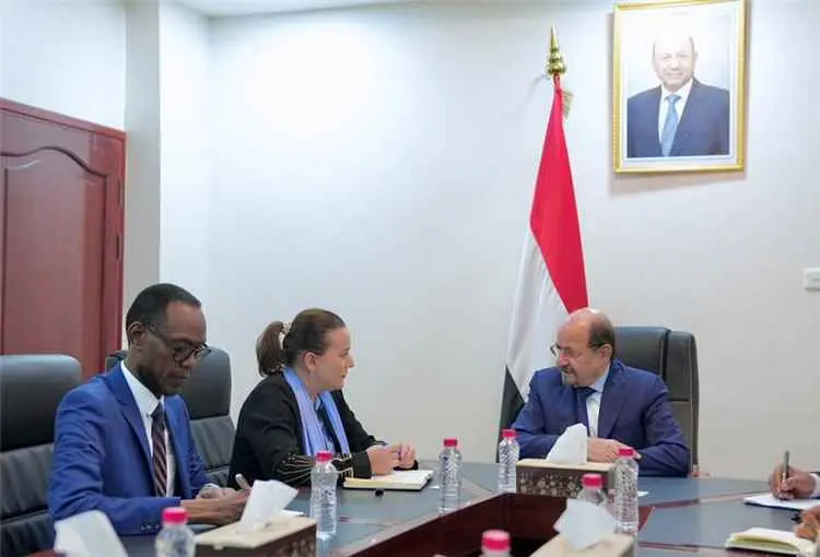 رئيس الوزراء يستقبل في عدن الممثل المقيم لبرنامج ا...