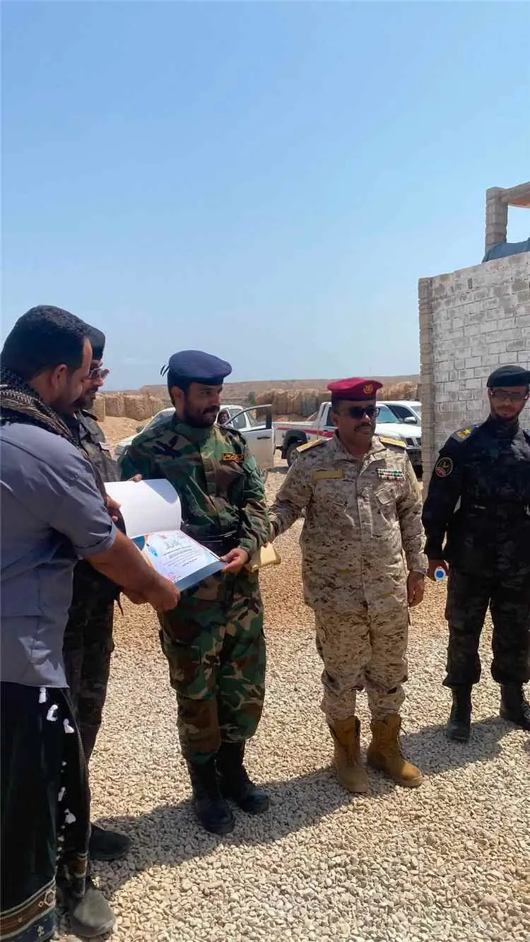 تكريم قيادة وأفراد نقطة عسد الفاي بساحل حضرموت عقب ضبط شحنة مخدرات تتجاوز 37 كيلوغرامًا