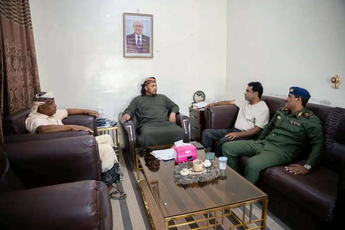 محافظ أرخبيل سقطرى يلتقي قائد مركز شرطة جزيرة عبدا...