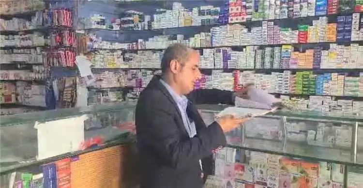 مكتب صحة عدن يواصل حملة الرقابة على صيدليات مديرية...