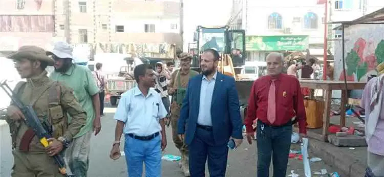 اليزيدي يشرف ميدانيا على حملة واسعة لإزالة العوائق حول السوق المركزي وشارع القطيبي