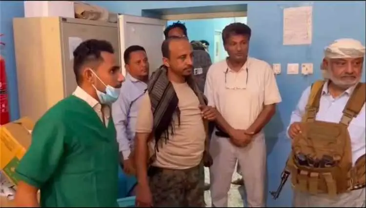 محافظ الحديدة يتفقد حيس ويطمئن على مصابي استهدافات...