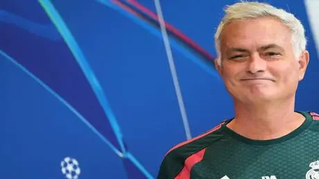 ذكرى مؤلمة لبرشلونة.. مورينيو يتلقى أغرب هدية (فيد...