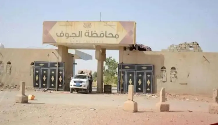 الحوثيون يستبقون قدوم الجيش والقبائل بنهب المؤسسات...