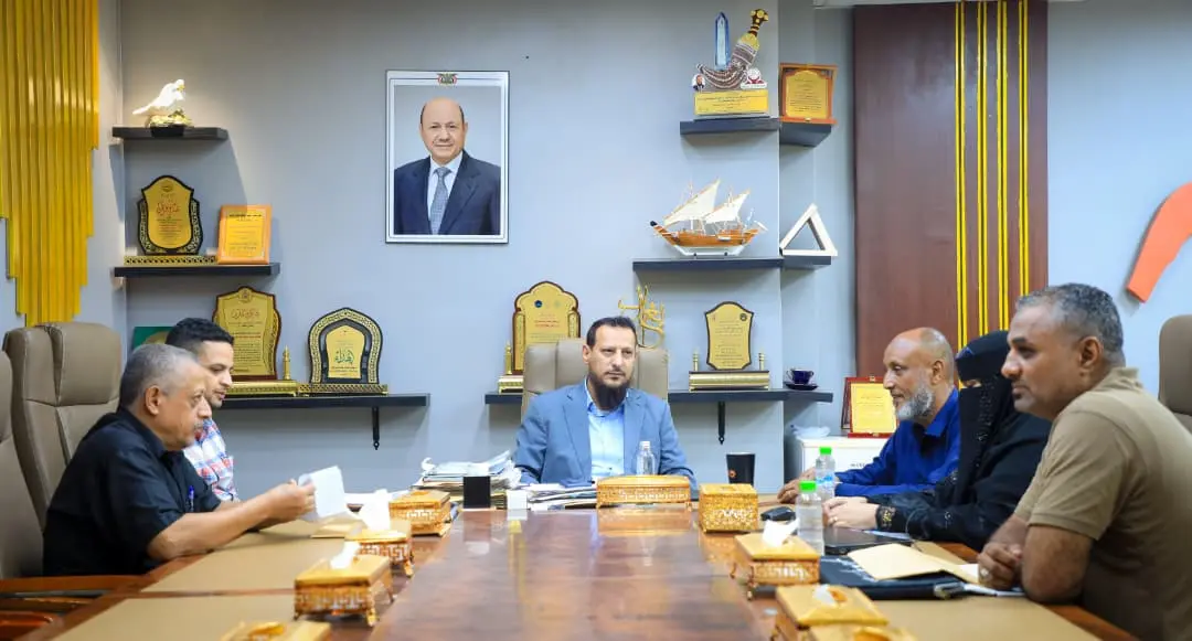 محافظ عدن يناقش مع مؤسسة المياه الحلول الممكنة لإش...