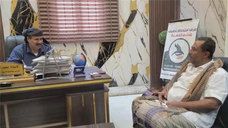 مدير عام صندوق النظافة بالمهرة يناقش مع مدير عام ق...