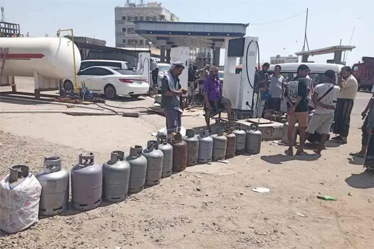 9 آلاف و200 أسطوانة غاز تصل إلى مديريات عدن الأربع...