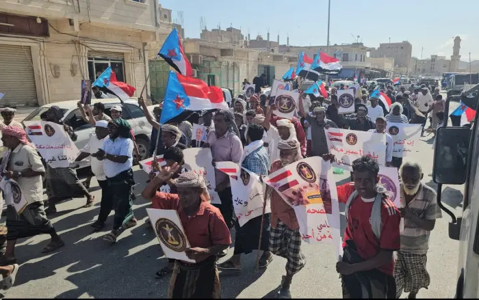 انطلاق وقفة احتجاجية حاشدة في حديبو رفضا لتردي الخ...