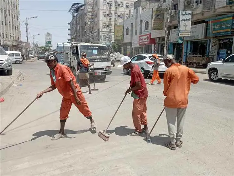 اليزيدي يشرف ميدانيا على حملة واسعة للنظافة وإزالة...