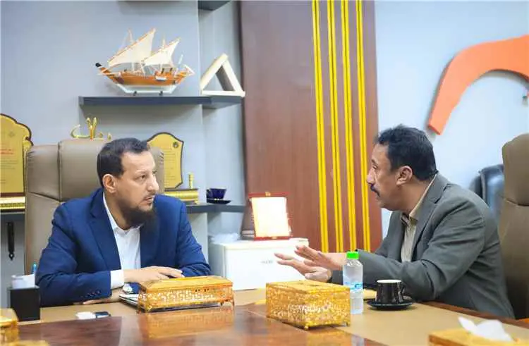 المحافظ شيخ يناقش مع وكيل أول هيئة الأراضي أوضاع أ...