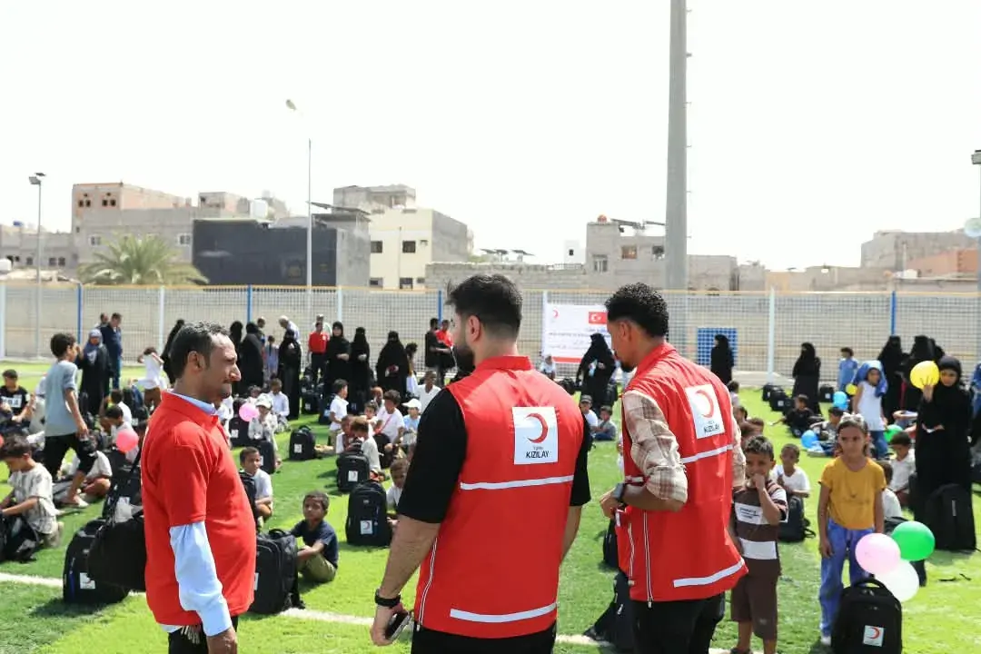 جمعية الهلال الأحمر التركي توزع ألف حقيبة مدرسية ع...