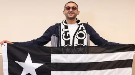 كواليس جديدة في صفقة زياش.. النجم المغربي يصل البر...