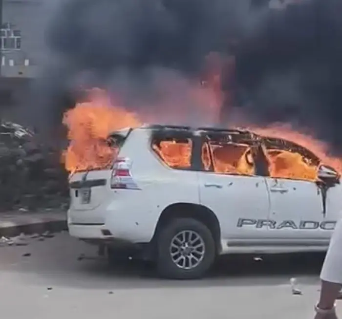 المقاومة الجنوبية بالضالع تضرم النار بمركبة وزير د...