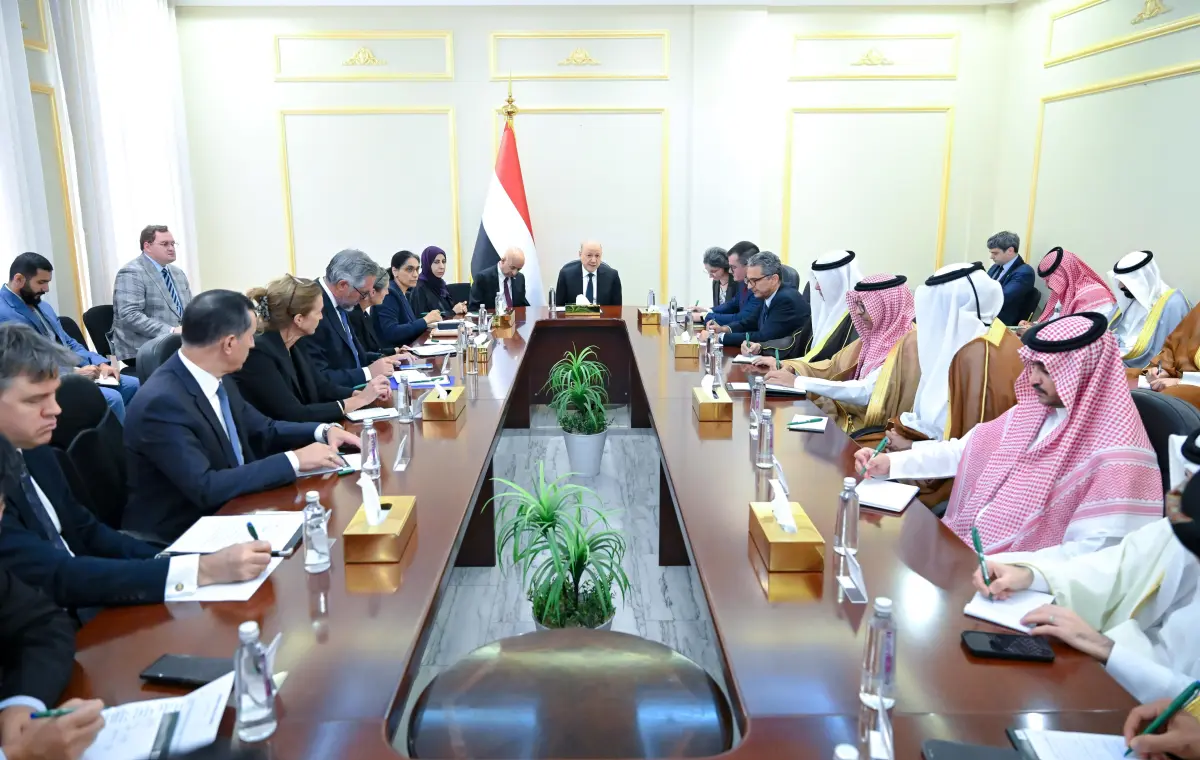 رئيس مجلس القيادة: المليشيات الحوثية اختارت الحرب...