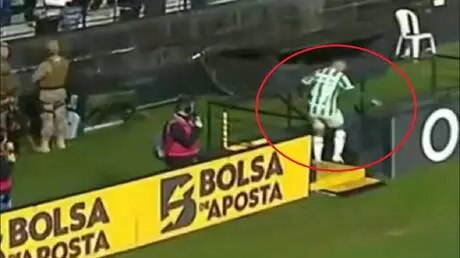 نداء الطبيعة يصنع التاريخ.. لاعب يغادر الملعب للمر...