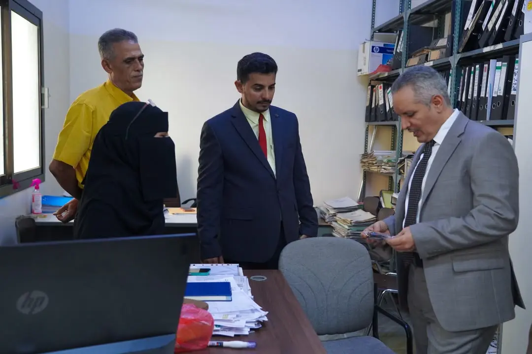 الوزير اليافعي يتفقد مستوى الأداء الإداري والخدمي في مكتب الشؤون الاجتماعية والعمل بعدن