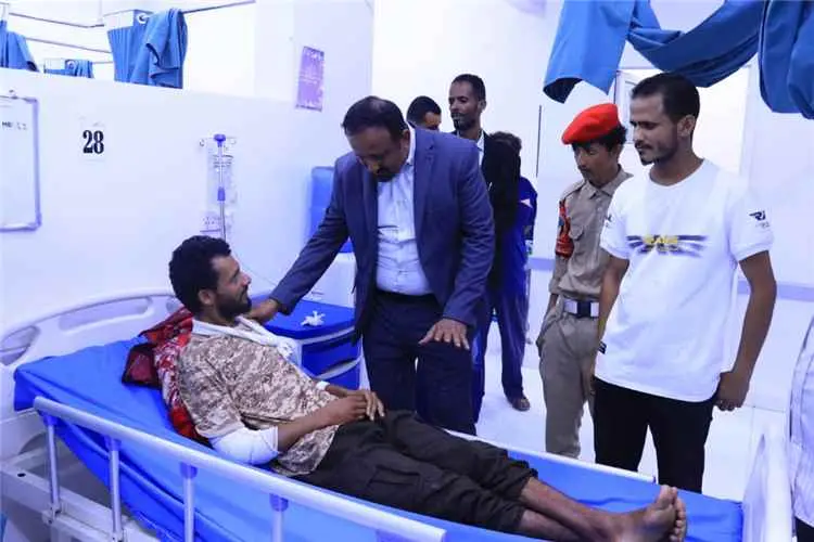 وكيل عدن لشؤون الشهداء والجرحى يتفقد أوضاع الجرحى...