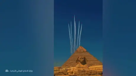 شاهد.. طائرات فريق "النجوم التركية" تحلق فوق أهرامات الجيزة