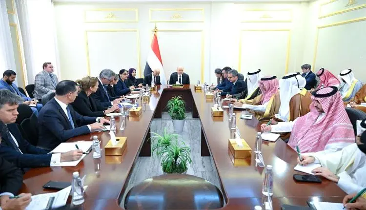 رشاد العليمي للمجتمع الدولي: نحن لا نطلب أن تحاربوا بدلًا من اليمنيين بل أن تنفذوا قراراتكم
