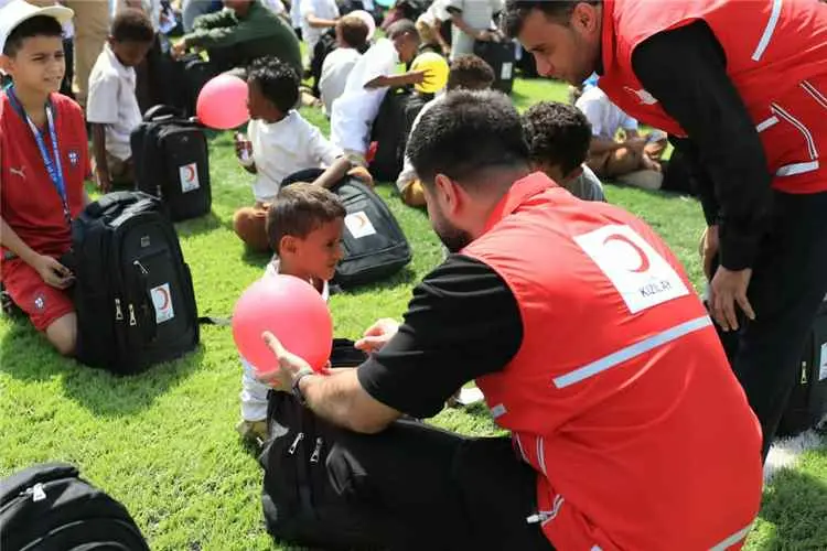جمعية الهلال الأحمر التركي توزع ألف حقيبة مدرسية ع...