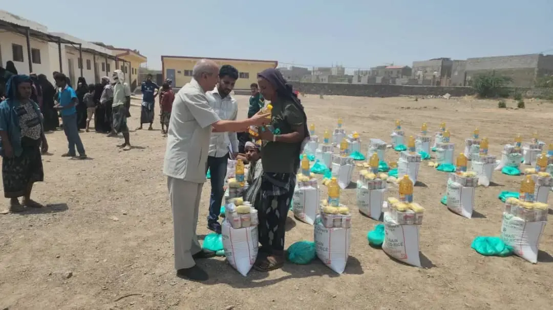 مدير عام المخا يطلق مشروعًا إغاثيًا للأسر النازحة...