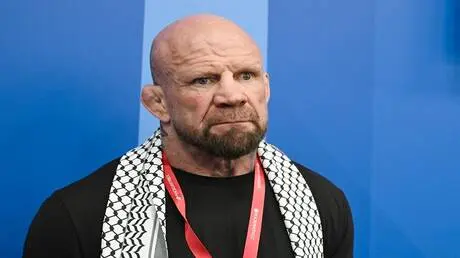 المقاتل مونسون يستنكر قرار الاتحاد الدولي للتزلج ب...