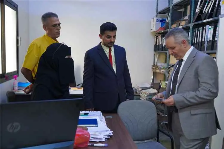 الوزير اليافعي يتفقد مستوى الأداء الإداري والخدمي...