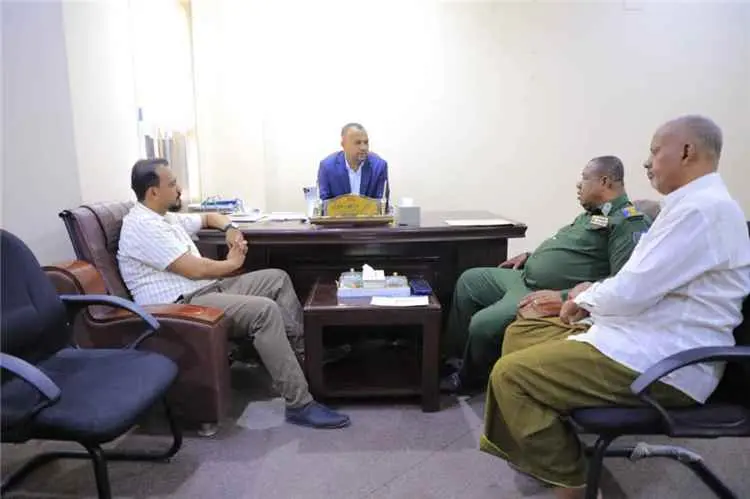 الوكيل باعلوي يطّلع على أعمال صيانة وتأهيل ملعب ال...