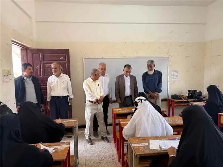 وكيل لحج الداؤودي يدشن اختبار الإعادة لمادة الأحياء