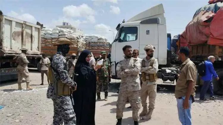 نيابة الصناعة والتجارة بعدن تحقق في شحنة أسمدة منت...