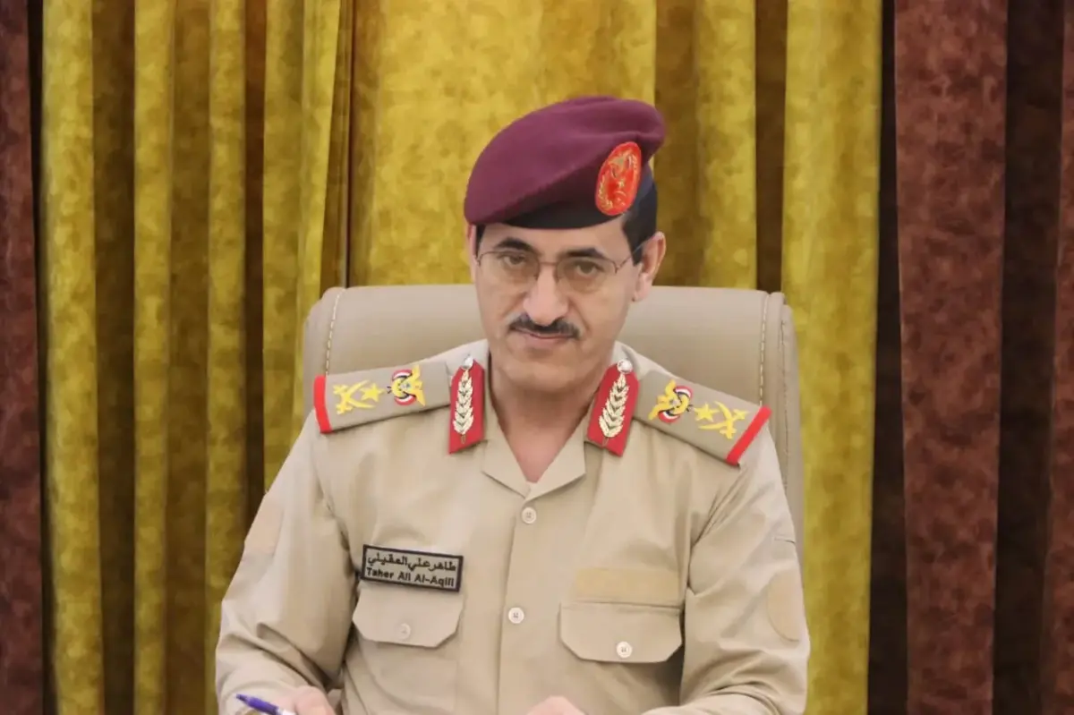 وصول وزير الدفاع إلى العاصمة المؤقتة عدن