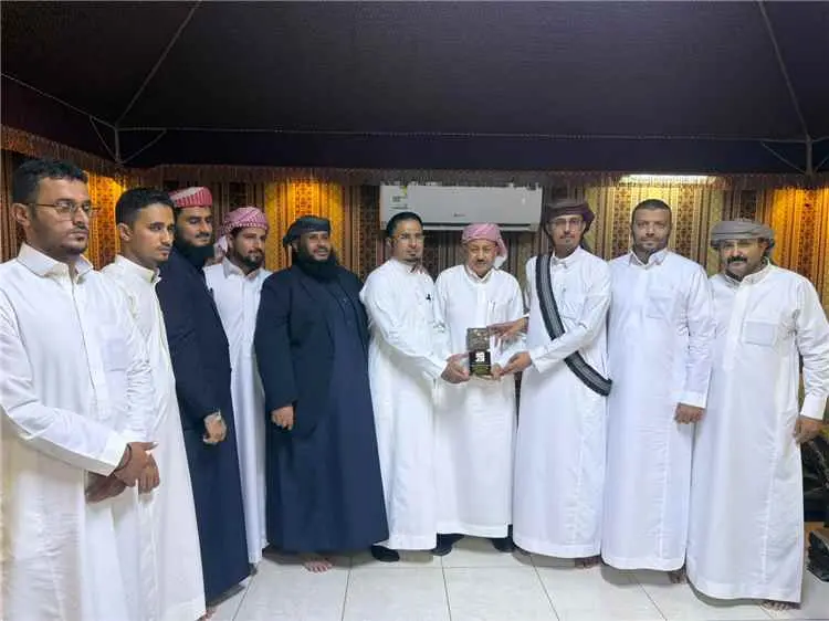 شباب مبادرة ترميم طريق أبين الدولي يكرّمون الشيخ ص...