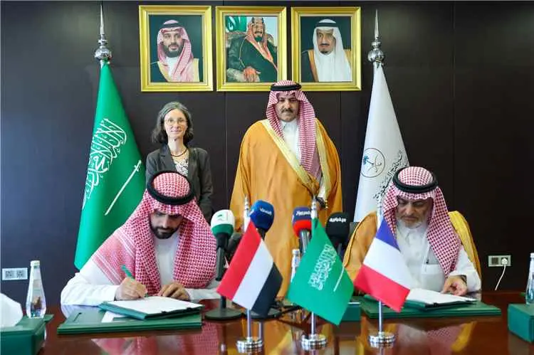 بتمويل سعودي-فرنسي.. توقيع اتفاقية لتعزيز مرونة وا...