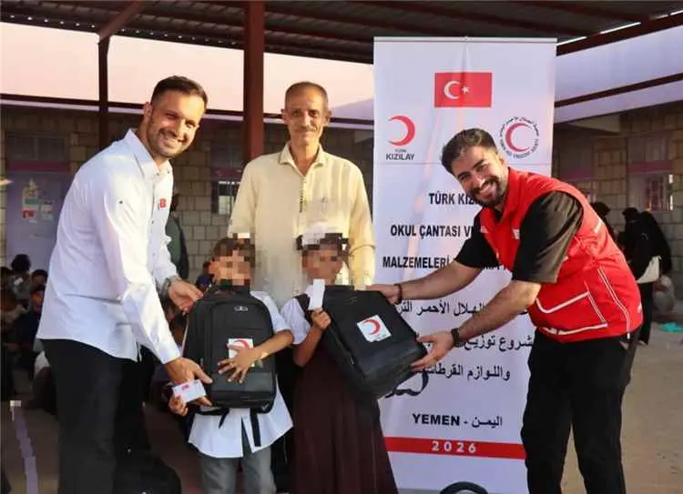 الهلال الأحمر اليمني فرع لحج يوزع 200 حقيبة مدرسية...