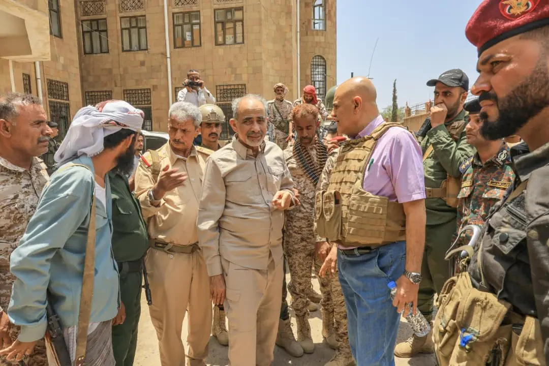 الفريق الصبيحي يطلع على الأوضاع الميدانية والعسكري...
