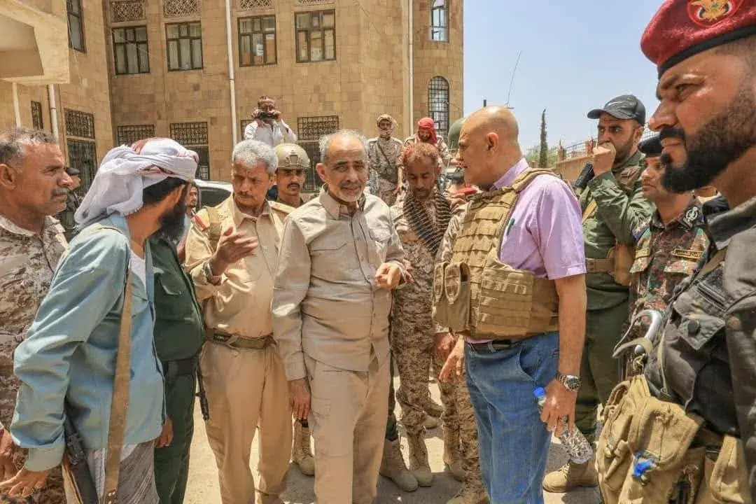 الفريق الصبيحي يطلع على الأوضاع الميدانية والعسكري...