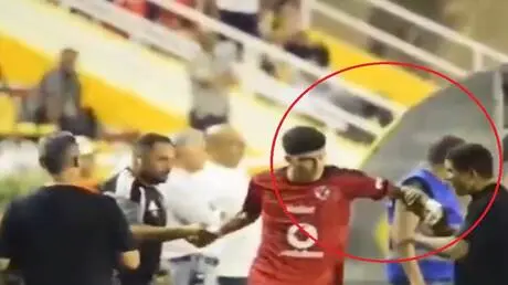 صدمة قوية.. المغربي عموتة يعتدي على لاعب الأهلي ال...